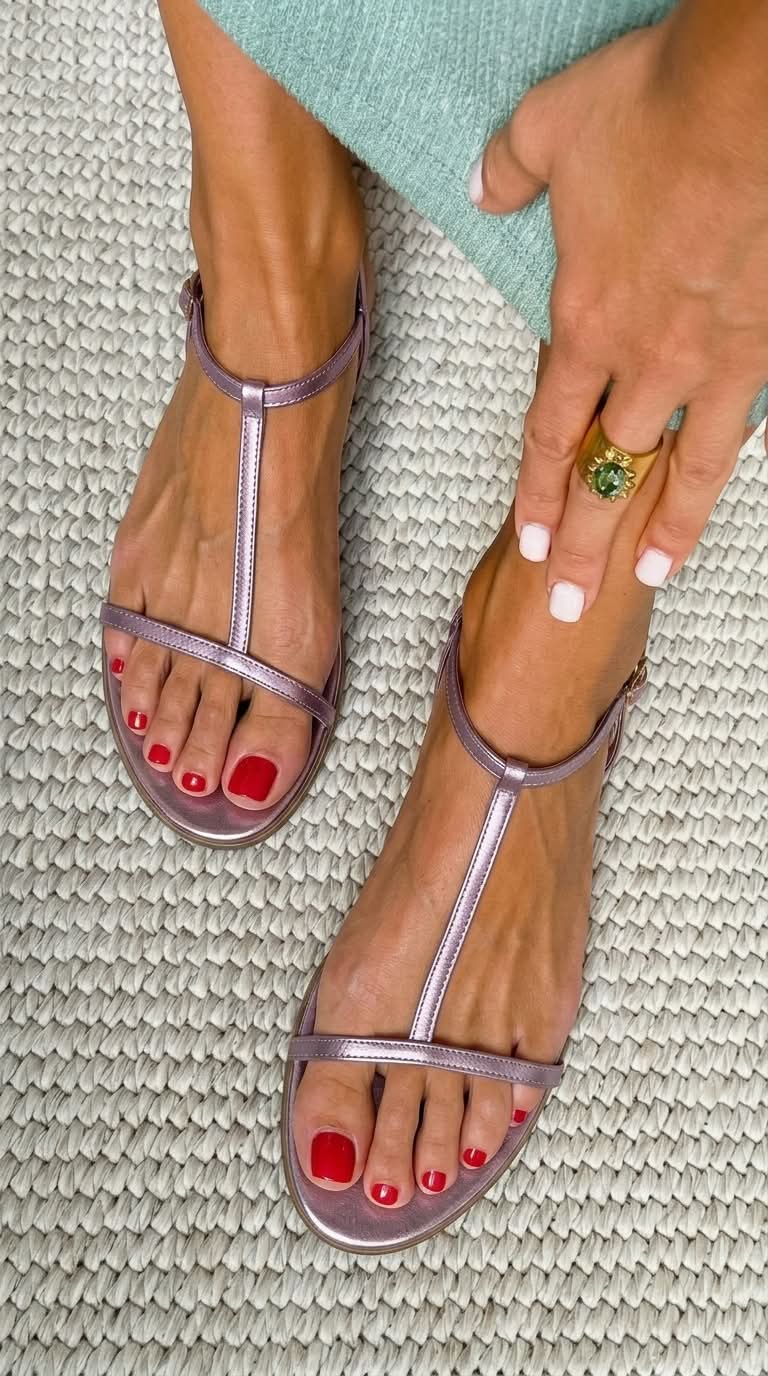 Mina - Sandalias Doradas de Primavera