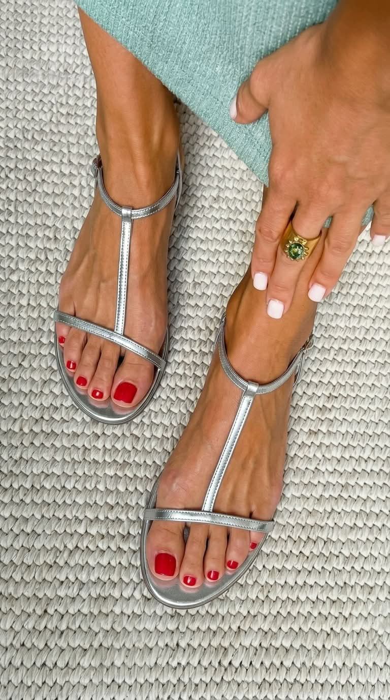 Mina - Sandalias Doradas de Primavera