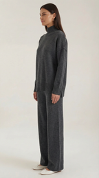 Conjunto de suéter de punto de cuello alto y pantalones vaqueros