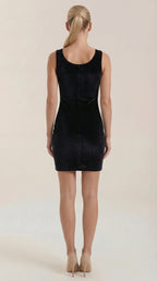 Vestido Corto de Terciopelo Rachelle con Escote Cuadrado