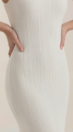 Vestido Sonia midi ajustado de cuello alto